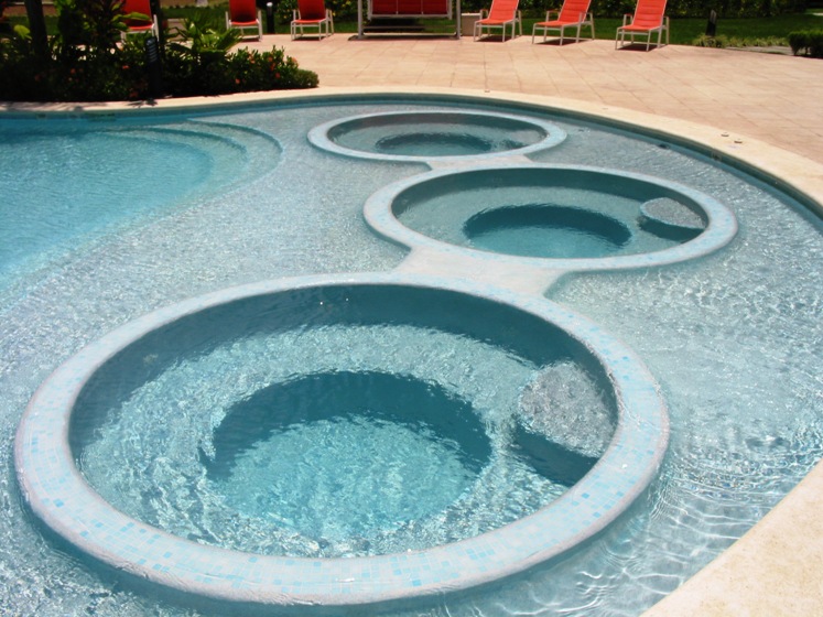 Pool also has built in Jacuzzis